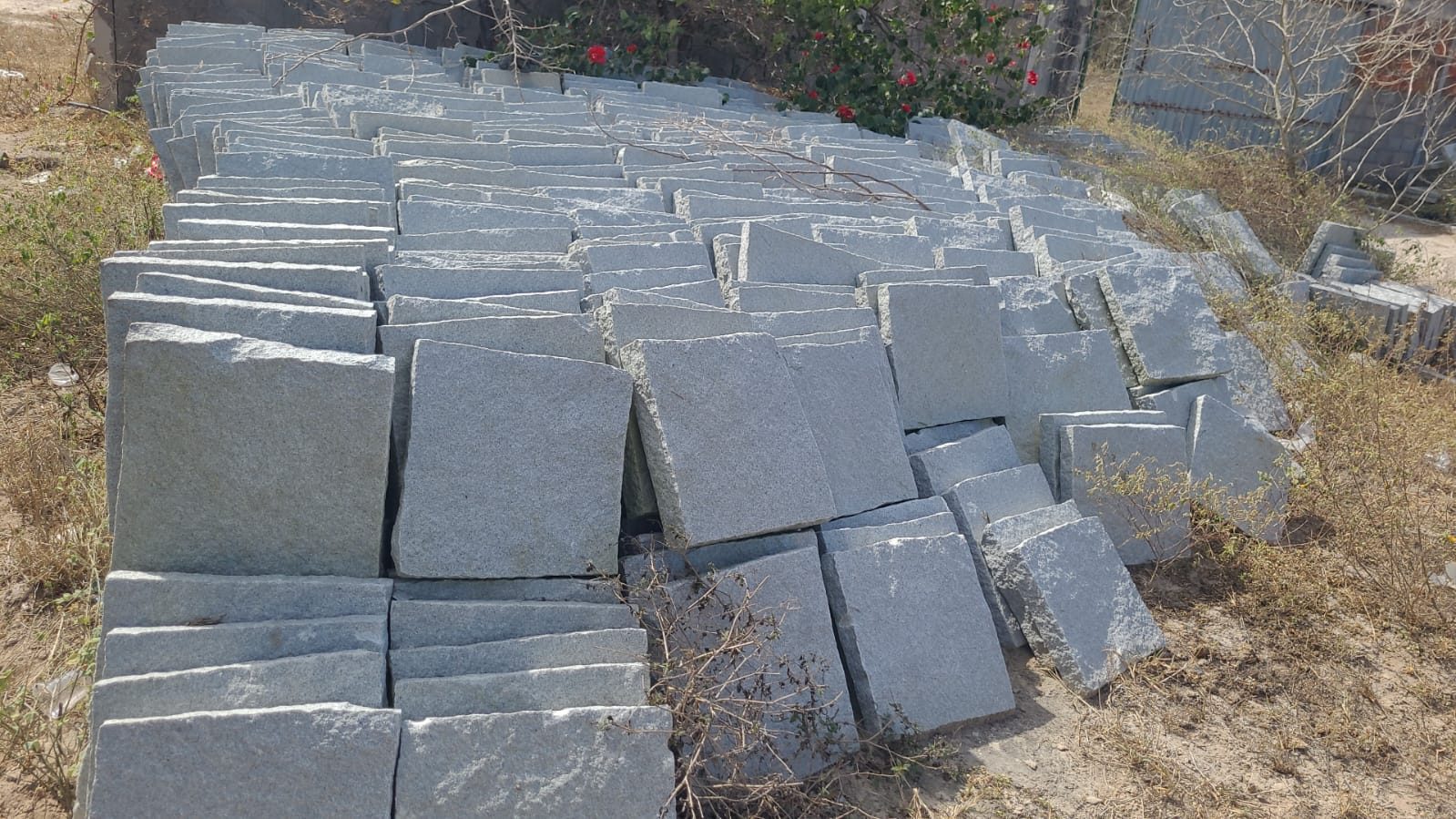Blocos de granito cortados em fileiras na pedreira