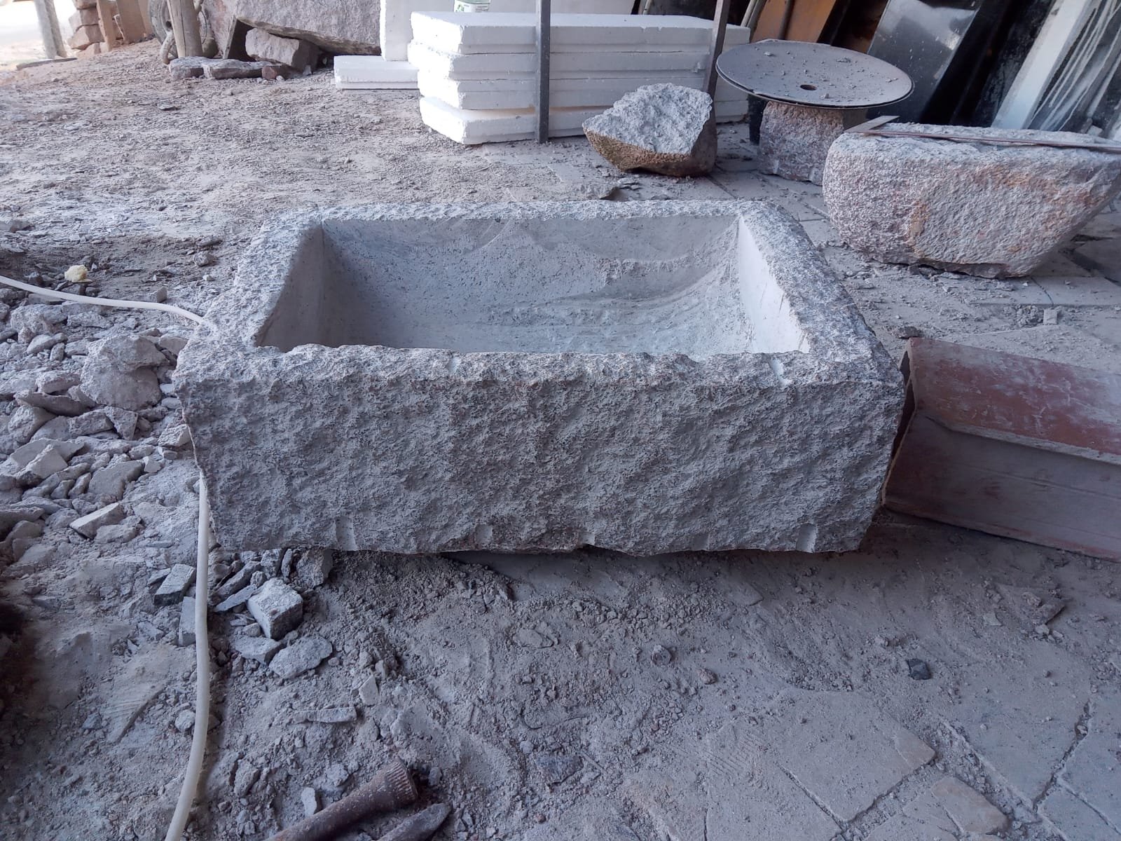 Tanque de pedra esculpido à mão, acabamento rústico