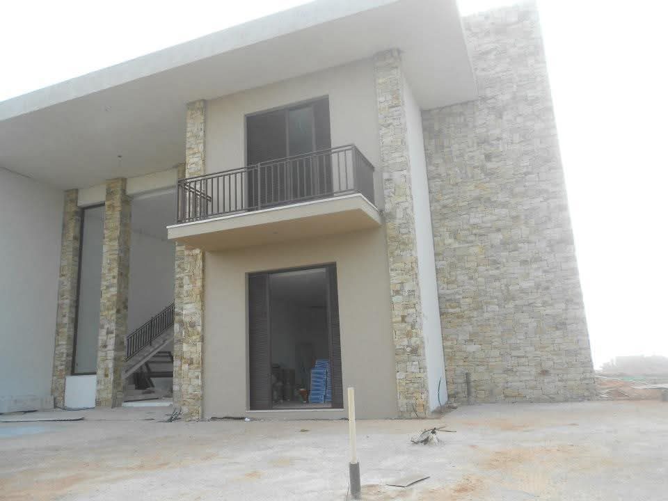 Fachada residencial revestida com pedra natural