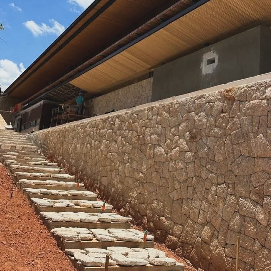 Muro de pedra e escadaria em obra revestida com pedra natural Barroca