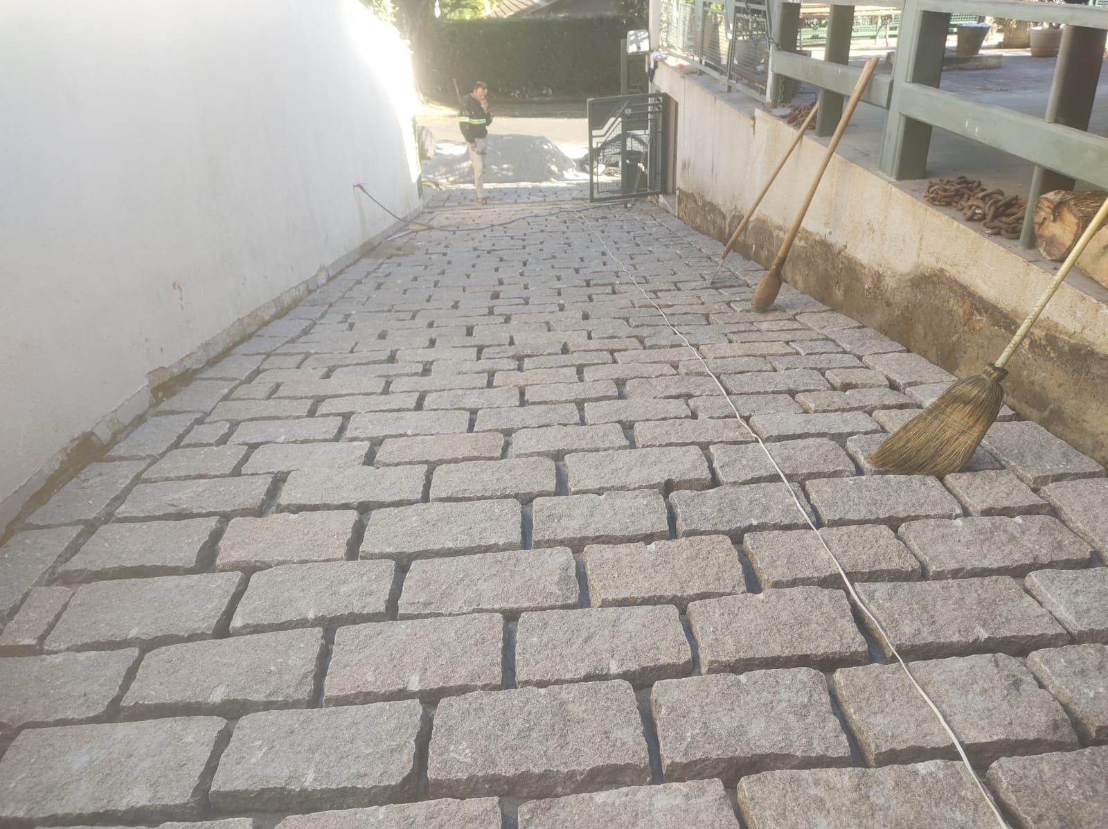Paralelepípedo de granito assentado em detalhe
