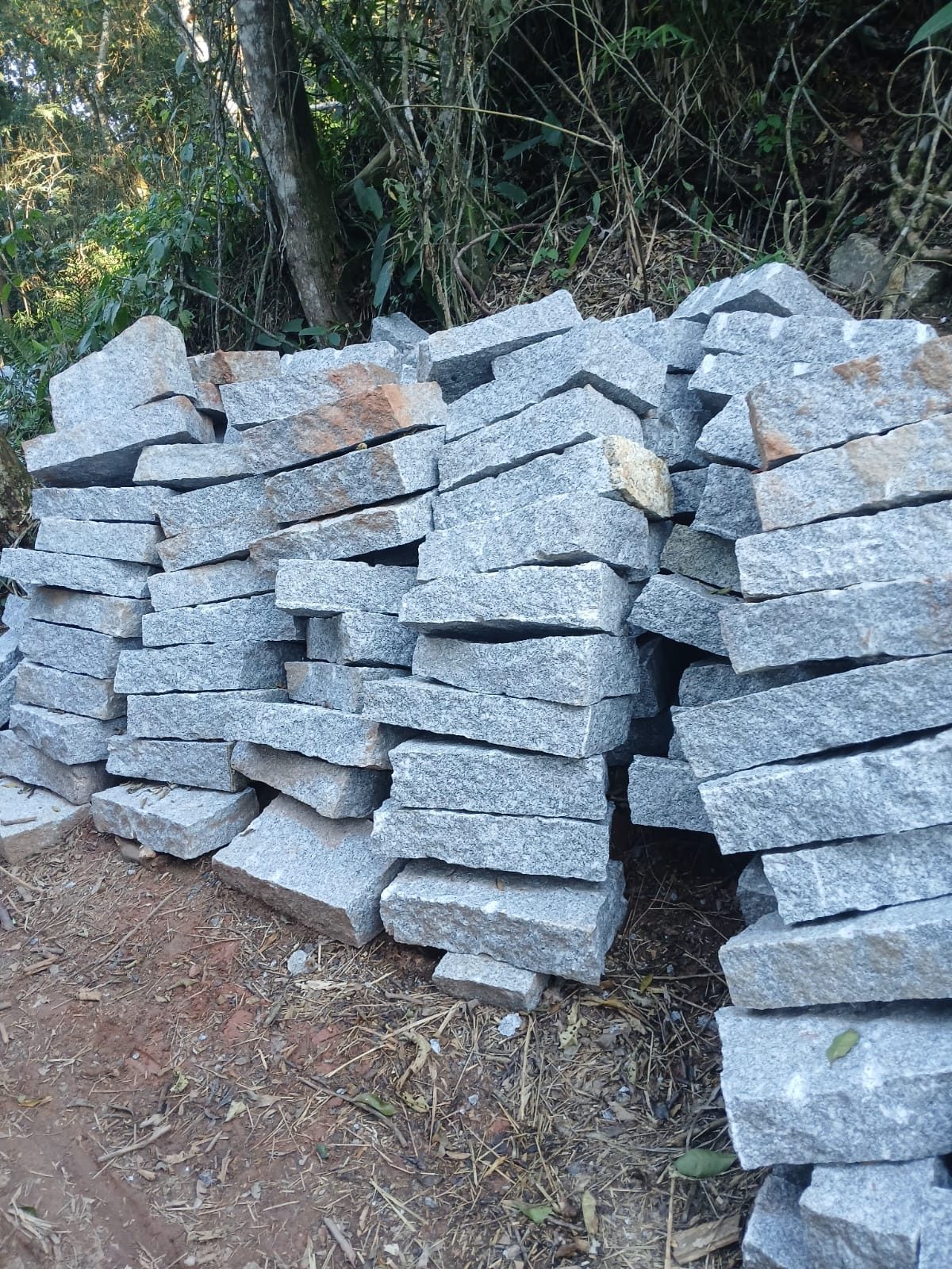 Pedra bruta empilhada na pedreira