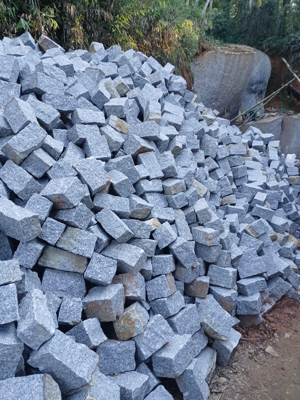 Cubos e paralelepípedos de granito empilhados