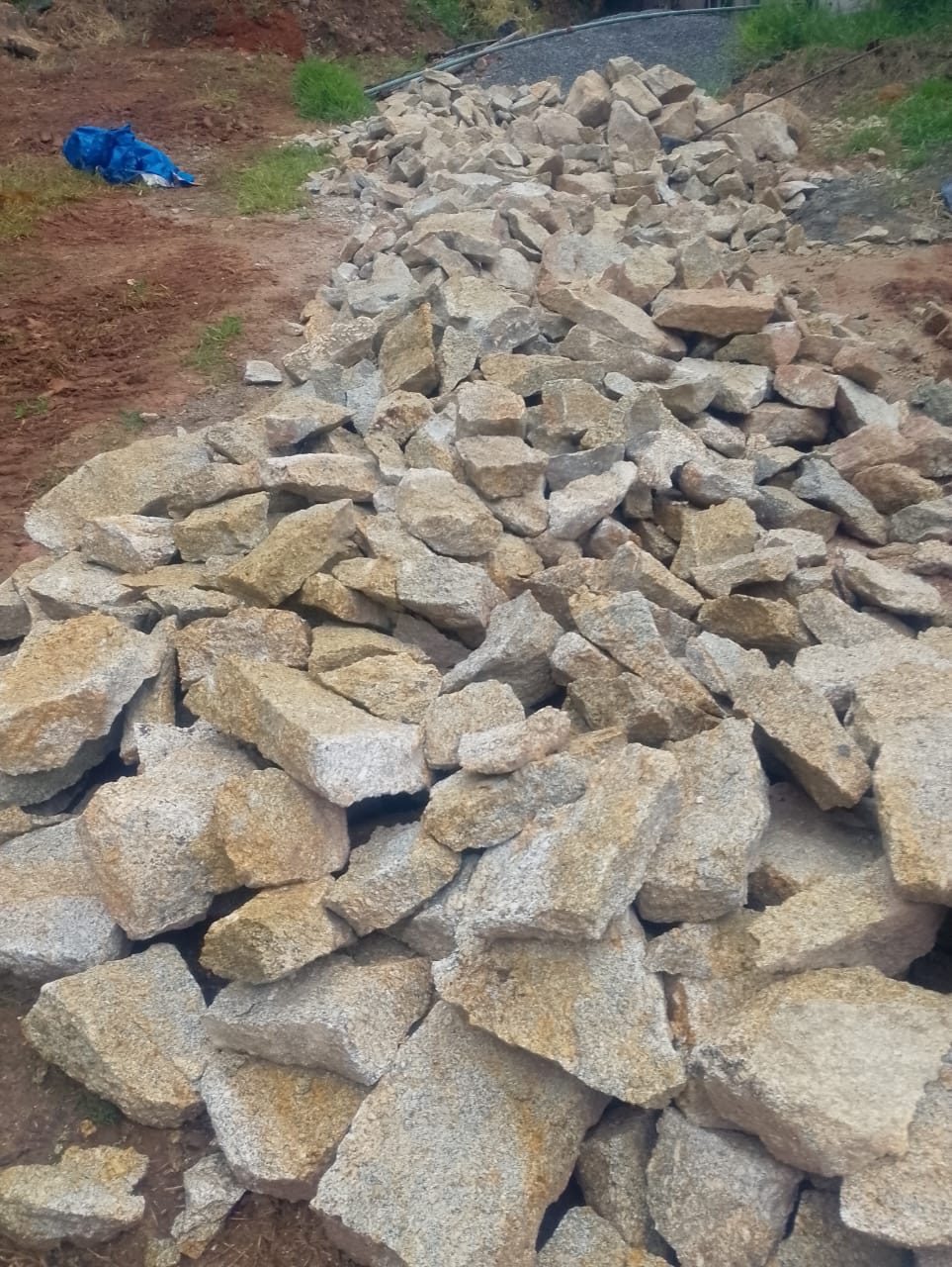 Pilha de rachão de granito separada na obra