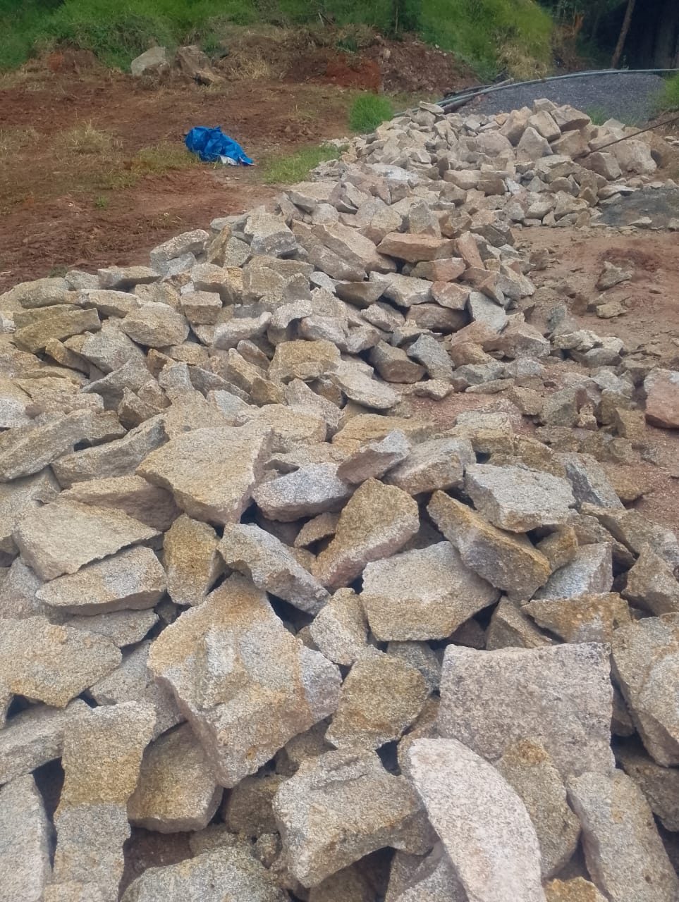 Rachão de granito organizado para uso em fundação e muro